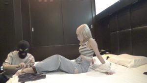 ラグジュアリーな空間でギャルの足裏をくすぐってみた 【kochori-0009】